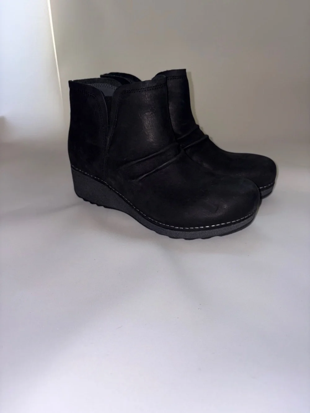 Dansko‎ Women's Caley Milled Nubuck Booties Size 39